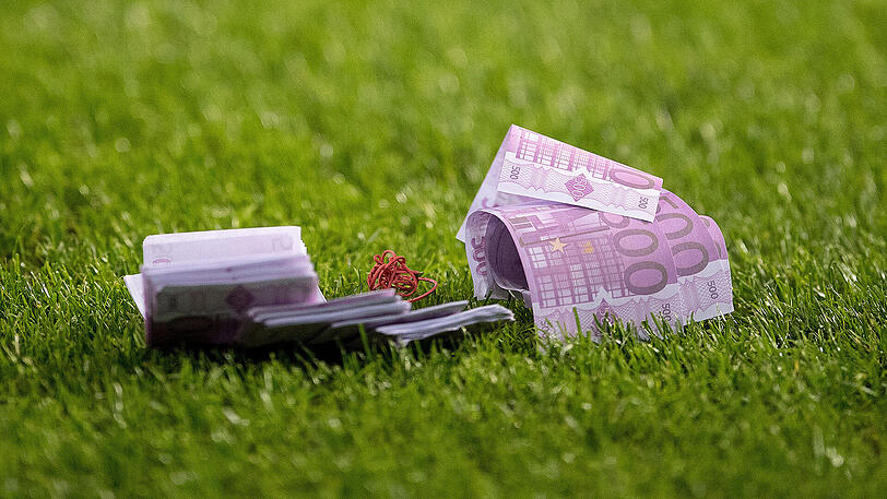Die Bayern-Fans warfen etliche Falschgeld-Bündel auf den Rasen.