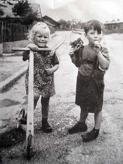 Roland Hölzle (r.) als kleiner Bub vor der Hausnummer 8 der Krumbadstraße mit einer Freundin.