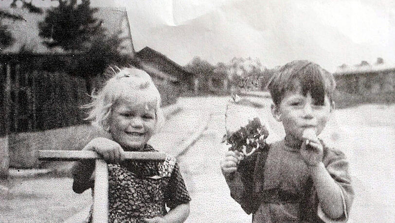 Roland Hölzle (r.) als kleiner Bub vor der Hausnummer 8 der Krumbadstraße mit einer Freundin. Roland Hölzle (r.) als kleiner Bub vor der Hausnummer 8 der Krumbadstraße mit einer Freundin.
