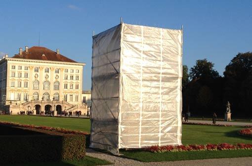 Verhüllt: Die Skulpturen im Großen Parterre des Nymphenburger Schlossparks.