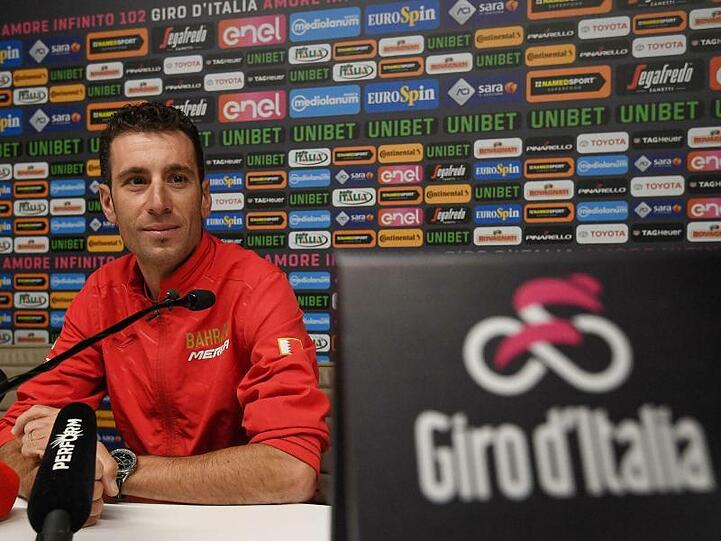 Vincenzo Nibali spricht bei einer Pressekonferenz zum Giro d'Italia.