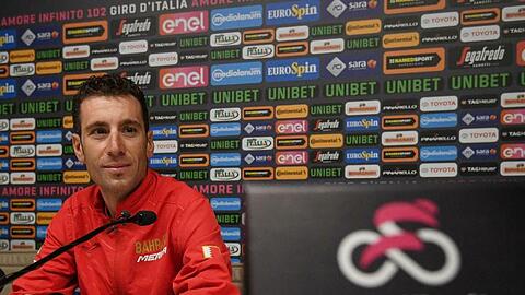 Vincenzo Nibali spricht bei einer Pressekonferenz zum Giro d'Italia.