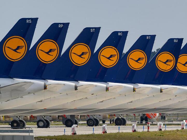 Abgestellte Flugzeuge der Fluggesellschaft Lufthansa stehen auf dem Areal des Hauptstadtflughafens Berlin-Brandenburg (BER) abseits der Start- und Landebahn.