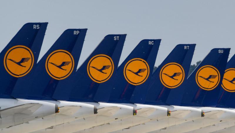 Abgestellte Flugzeuge der Fluggesellschaft Lufthansa stehen auf dem Areal des Hauptstadtflughafens Berlin-Brandenburg (BER) abseits der Start- und Landebahn.