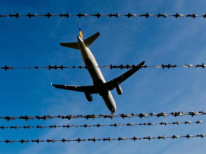 Deutschland hat erneut 24 abgelehnte Asylbewerber aus Deutschland nach Afghanistan abgeschoben.