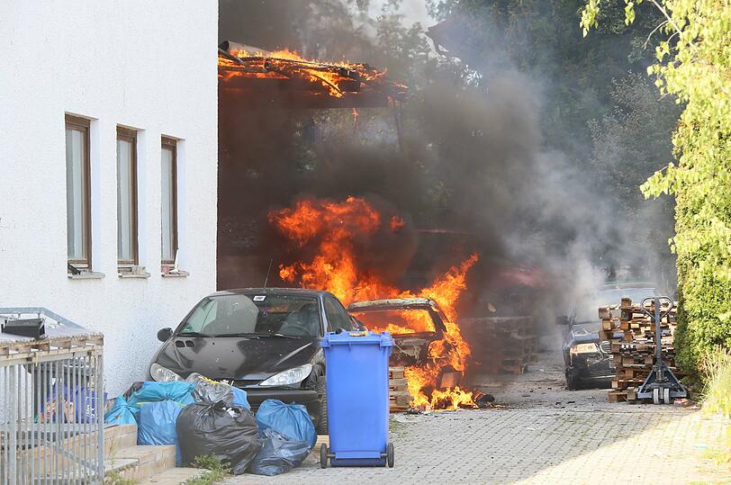 Als die Einsatzkräfte der Feuerwehr eintrafen, griffen die Flammen des brennenden Anbaus schon auf das Wohnhaus mit einem Farben- und Lackhandel über.