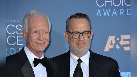 US-Pilot Chesley Sullenberger (li.) und Schauspieler Tom Hanks, der ihn im Hollywood-Film "Sully" verk&ouml;rperte.