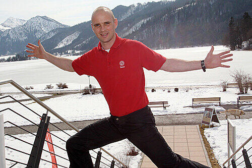 Sportwissenschaftler Sebastian Ranft begleitet die AZ-Gourmet- Diät täglich mit neuen Fitnessübungen.