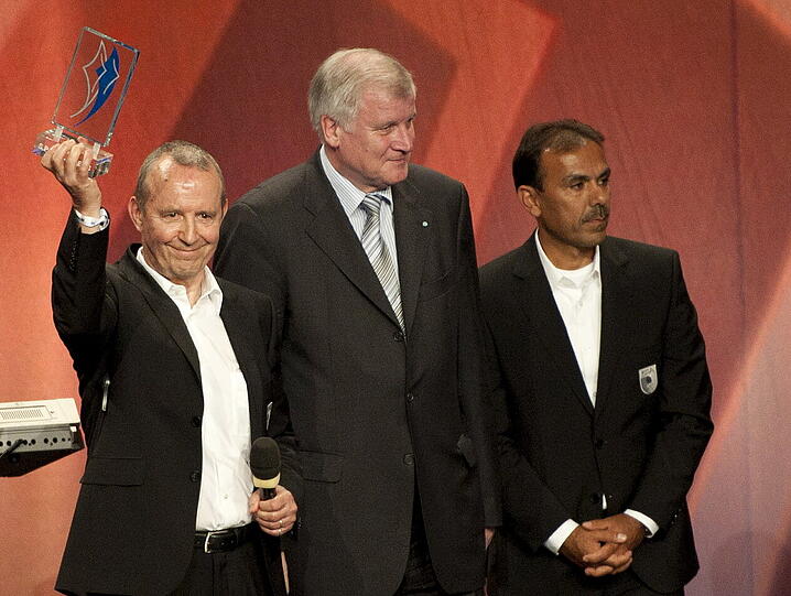 Der &bdquo;Persönliche Preis des Bayerischen Ministerpräsidenten" Horst Seehofer (M.) ging an den Bundesliga-Aufsteiger FC Augsburg, Präsident Walther Seinsch (l.) und Coach Jos Luhukay nahmen ihn entgegen.