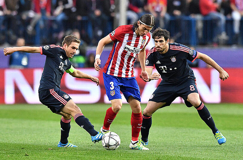 Fielen in der ersten Halbzeit eher durch Fehlpässe auf: Bayerns Philipp Lahm (l.) und Javi Martinez (r.)