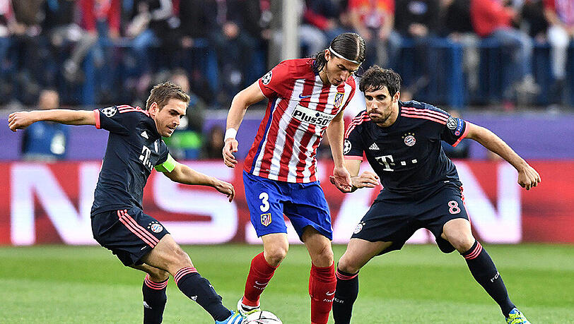 Fielen in der ersten Halbzeit eher durch Fehlpässe auf: Bayerns Philipp Lahm (l.) und Javi Martinez (r.) Fielen in der ersten Halbzeit eher durch Fehlpässe auf: Bayerns Philipp Lahm (l.) und Javi Martinez (r.)