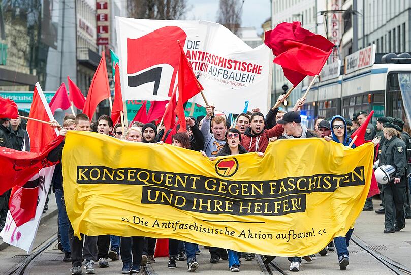 Tausende Demonstranten haben vor dem Start des NSU-Prozesses in München an das Schicksal der Opfer erinnert. Sie verlangten einen konsequenten Kampf gegen die braune Gefahr. Die Bilder!