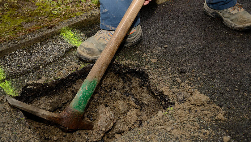 Der Mann entriss einem Bauarbeiter eine Spitzhacke und ging damit auf den 37-Jährigen los. (Symbolbild) Der Mann entriss einem Bauarbeiter eine Spitzhacke und ging damit auf den 37-Jährigen los. (Symbolbild)