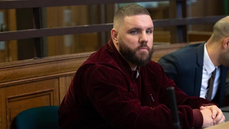Patrick Losensky alias Fler auf der Anklagebank in einem Berliner Amtsgericht.