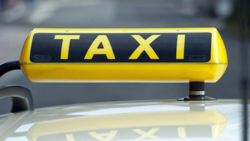 Die Augenzeugen hoben das Taxi mit purer Muskelkraft an. (Symbolbild)