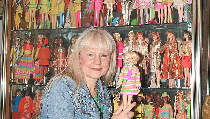 Bettina Dorfmann mit einem Teil ihrer Barbies.