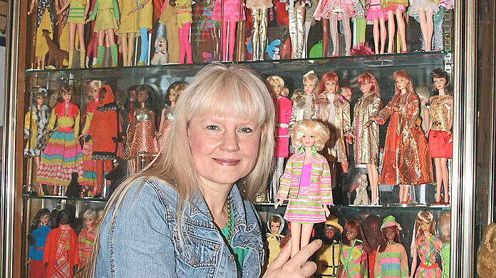 Bettina Dorfmann mit einem Teil ihrer Barbies.