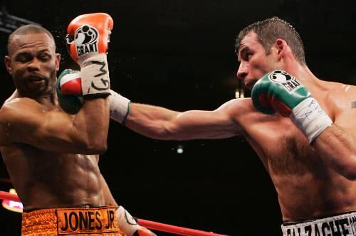 Und wieder schlägt die Rechte von Joe Calzaghe am Kopf von Roy Jones jr. ein.