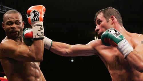 Und wieder schlägt die Rechte von Joe Calzaghe am Kopf von Roy Jones jr. ein. Und wieder schlägt die Rechte von Joe Calzaghe am Kopf von Roy Jones jr. ein.