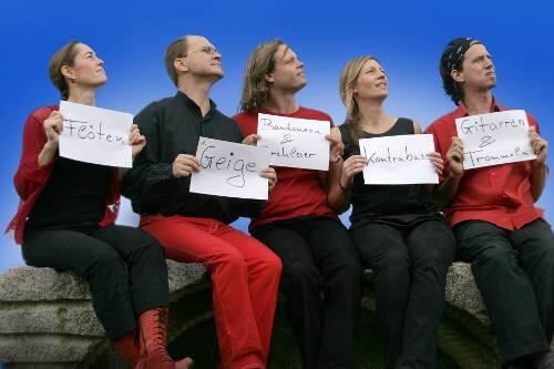 Professionell beschriftet: die fünf Musiker von Fei Scho.