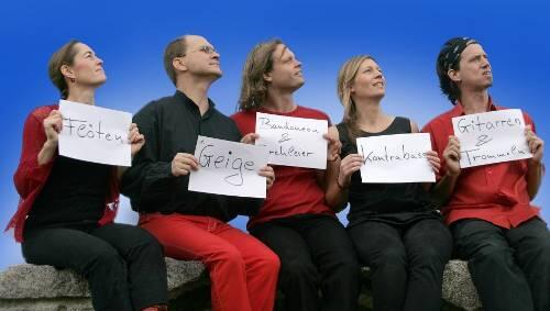 Professionell beschriftet: die fünf Musiker von Fei Scho. Professionell beschriftet: die fünf Musiker von Fei Scho.