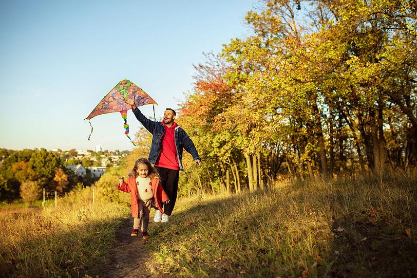 Der Herbst bringt bekanntermaßen auch ein wechselhaftes, windiges Wetter mit sich. Das ist aber gar nicht schlecht, vor allem, wenn Sie endlich mal wieder den Drachen auspacken wollen. Je mehr Wind, desto besser! Der Herbst bringt bekanntermaßen auch ein wechselhaftes, windiges Wetter mit sich. Das ist aber gar nicht schlecht, vor allem, wenn Sie endlich mal wieder den Drachen auspacken wollen. Je mehr Wind, desto besser!