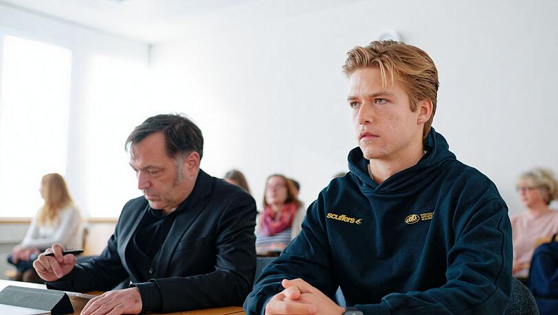 Das Gericht wies die Klage des Ex-Abiturienten Walk (r) ab. Das Gericht wies die Klage des Ex-Abiturienten Walk (r) ab.