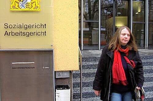 Die Stadträtin Belinda Brechbilder (Die Linke) vor dem Würzburger Sozialgericht.