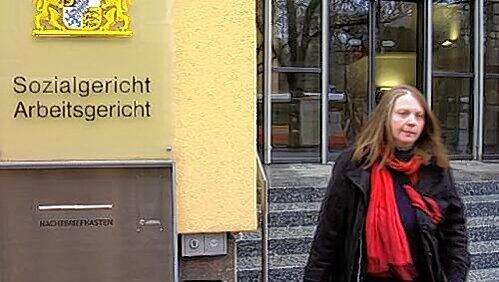 Die Stadträtin Belinda Brechbilder (Die Linke) vor dem Würzburger Sozialgericht. Die Stadträtin Belinda Brechbilder (Die Linke) vor dem Würzburger Sozialgericht.