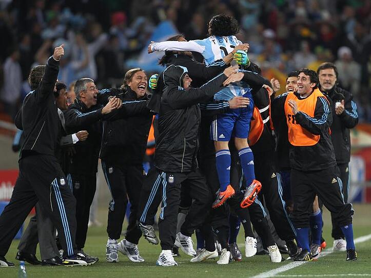 Carlos Tevez (11) feiert mit dem argentinischen Team sein Tor zum 3:0 gegen Mexiko.