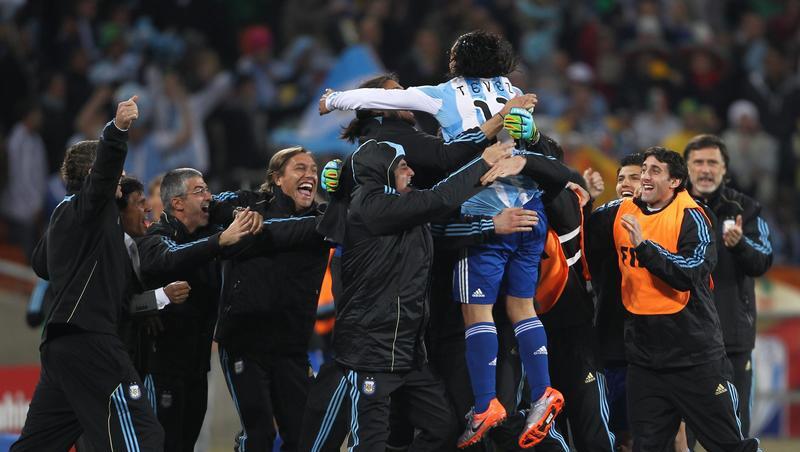Carlos Tevez (11) feiert mit dem argentinischen Team sein Tor zum 3:0 gegen Mexiko. Carlos Tevez (11) feiert mit dem argentinischen Team sein Tor zum 3:0 gegen Mexiko.