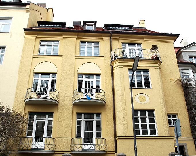 Die Büros befinden sich im Keller des - zugegeben repräsentativen - Mehrfamilienhauses in Bogenhausen. Foto: Schramek