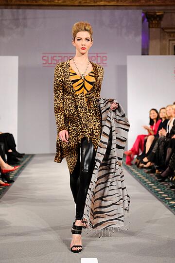 Ein Model auf der Susanne Wiebe Munich Fashion Show Bayerischen Hof.