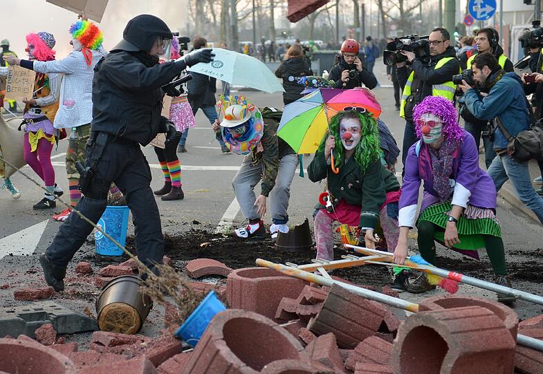 Der Protesttag der kapitalismuskritischen Blockupy-Bewegung hat in Frankfurt mit einer Welle der Gewalt begonnen