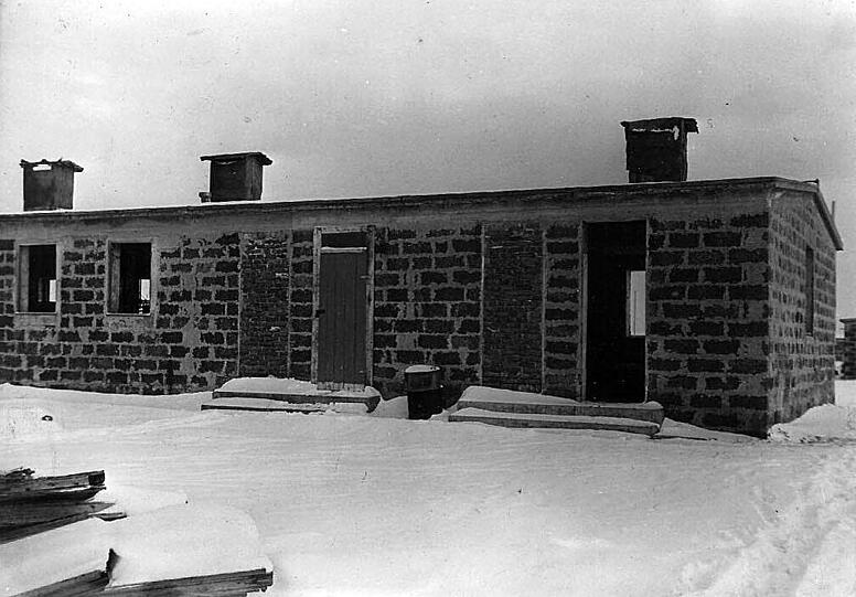 Eine Baracke einer früheren KZ-Sanitärlanlage. Das Bild stammt aus dem Jahr 1950.