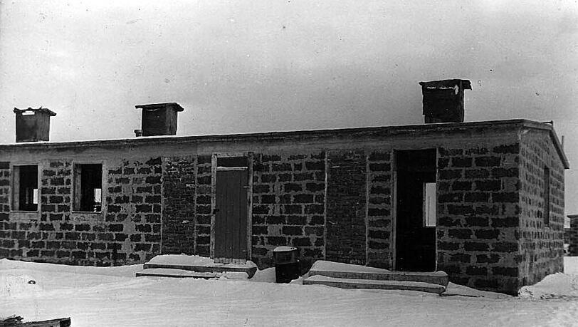 Eine Baracke einer früheren KZ-Sanitärlanlage. Das Bild stammt aus dem Jahr 1950. Eine Baracke einer früheren KZ-Sanitärlanlage. Das Bild stammt aus dem Jahr 1950.