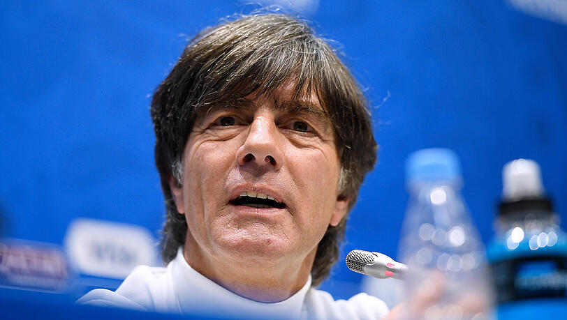 "Wir treffen auf einen extrem starken Gegner, sehr selbstbewusst, sehr laufstark, mit technisch sehr, sehr guten Spielern, die nicht einfach zu berechnen sind", sagte Bundestrainer Joachim Löw über den Kontrahenten Mexiko. "Wir treffen auf einen extrem starken Gegner, sehr selbstbewusst, sehr laufstark, mit technisch sehr, sehr guten Spielern, die nicht einfach zu berechnen sind", sagte Bundestrainer Joachim Löw über den Kontrahenten Mexiko.