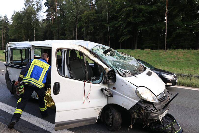 Tragisches Ende einer Heimreise für eine Reisegruppe aus den Niederlanden: Ein 19-Jähriger stirbt, Schaulustige halten die Szenen mit ihren Smartphones fest. Die Polizei greift ein.