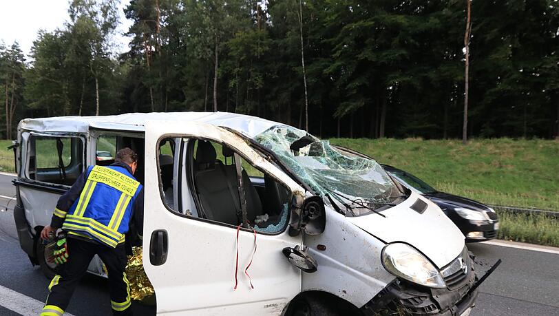 Tragisches Ende einer Heimreise für eine Reisegruppe aus den Niederlanden: Ein 19-Jähriger stirbt, Schaulustige halten die Szenen mit ihren Smartphones fest. Die Polizei greift ein. Tragisches Ende einer Heimreise für eine Reisegruppe aus den Niederlanden: Ein 19-Jähriger stirbt, Schaulustige halten die Szenen mit ihren Smartphones fest. Die Polizei greift ein.