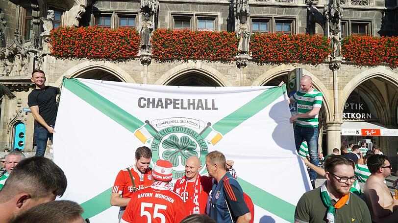 Auf dem Marienplatz feiern bereits die Celtic-Fans.