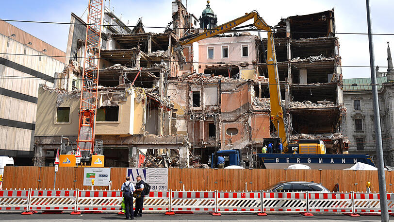 Fast nur noch ein halber Königshof. Inzwischen sieht man schon das ehemalige Treppenhaus.
