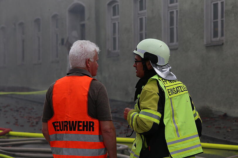 In Neumarkt-Sankt Veit ist am Sonntag ein Anwesen komplett ausgebrannt - die Bilder vom Einsatz.