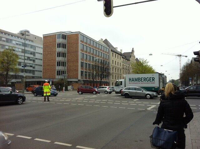 Statt grünes Licht gab's am Montagmorgen an der Kreuzung Handzeichen von zwei Verkehrspolizisten in gelben Westen.