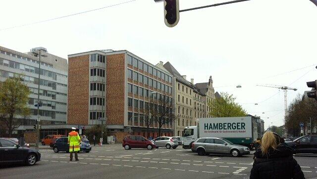 Statt grünes Licht gab's am Montagmorgen an der Kreuzung Handzeichen von zwei Verkehrspolizisten in gelben Westen. Statt grünes Licht gab's am Montagmorgen an der Kreuzung Handzeichen von zwei Verkehrspolizisten in gelben Westen.