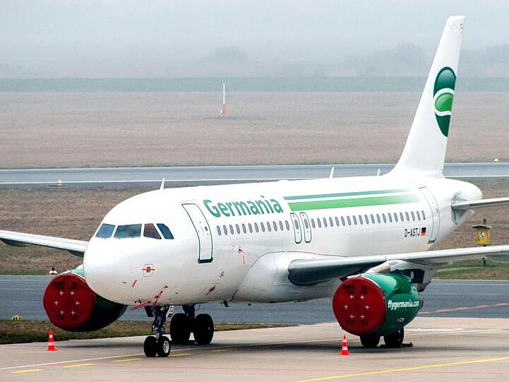 Ein Passagierflugzeug der insolventen Fluggesellschaft Germania auf dem Rollfeld des Flughafens Bremen. Der Flugbetrieb wurde bereits am 04.02.2019 eingestellt.
