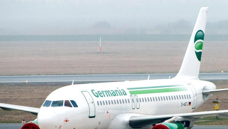 Ein Passagierflugzeug der insolventen Fluggesellschaft Germania auf dem Rollfeld des Flughafens Bremen. Der Flugbetrieb wurde bereits am 04.02.2019 eingestellt. Ein Passagierflugzeug der insolventen Fluggesellschaft Germania auf dem Rollfeld des Flughafens Bremen. Der Flugbetrieb wurde bereits am 04.02.2019 eingestellt.