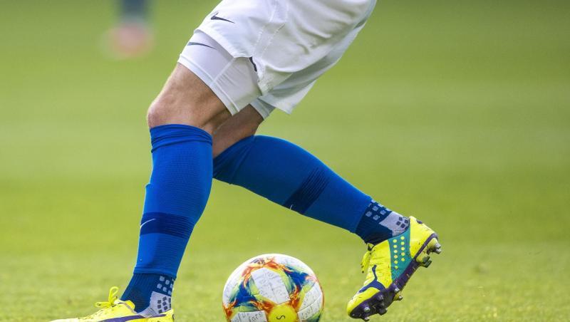 Ein Fußballspieler spielt den Ball.