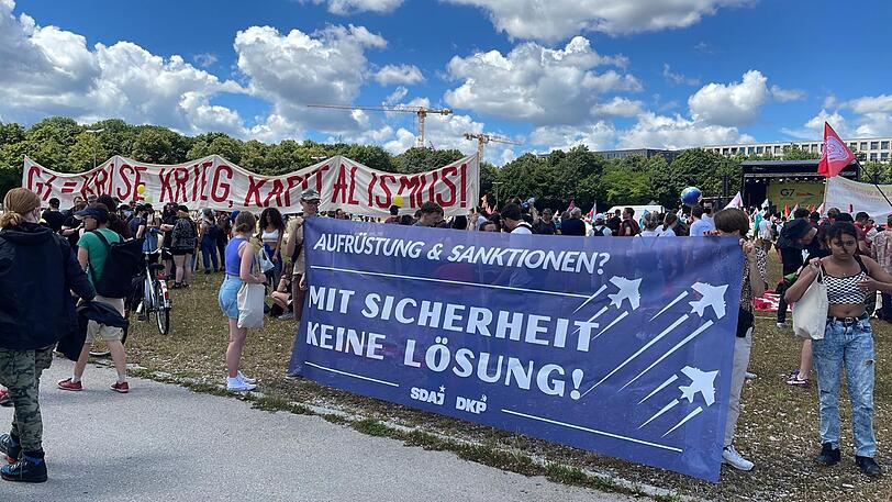 G7-Demonstranten bei der Auftaktkundgebung auf der Theresienwiese.