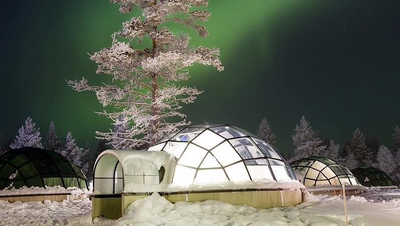 Die Polarlichter vom kuscheligen Bett aus beobachten: In Kakslauttanen ist das möglich.