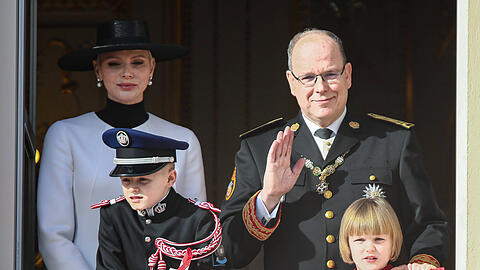 Fürst Albert von Monaco mit Ehefrau Charlène und den beiden Kindern Jacques sowie Gabriella